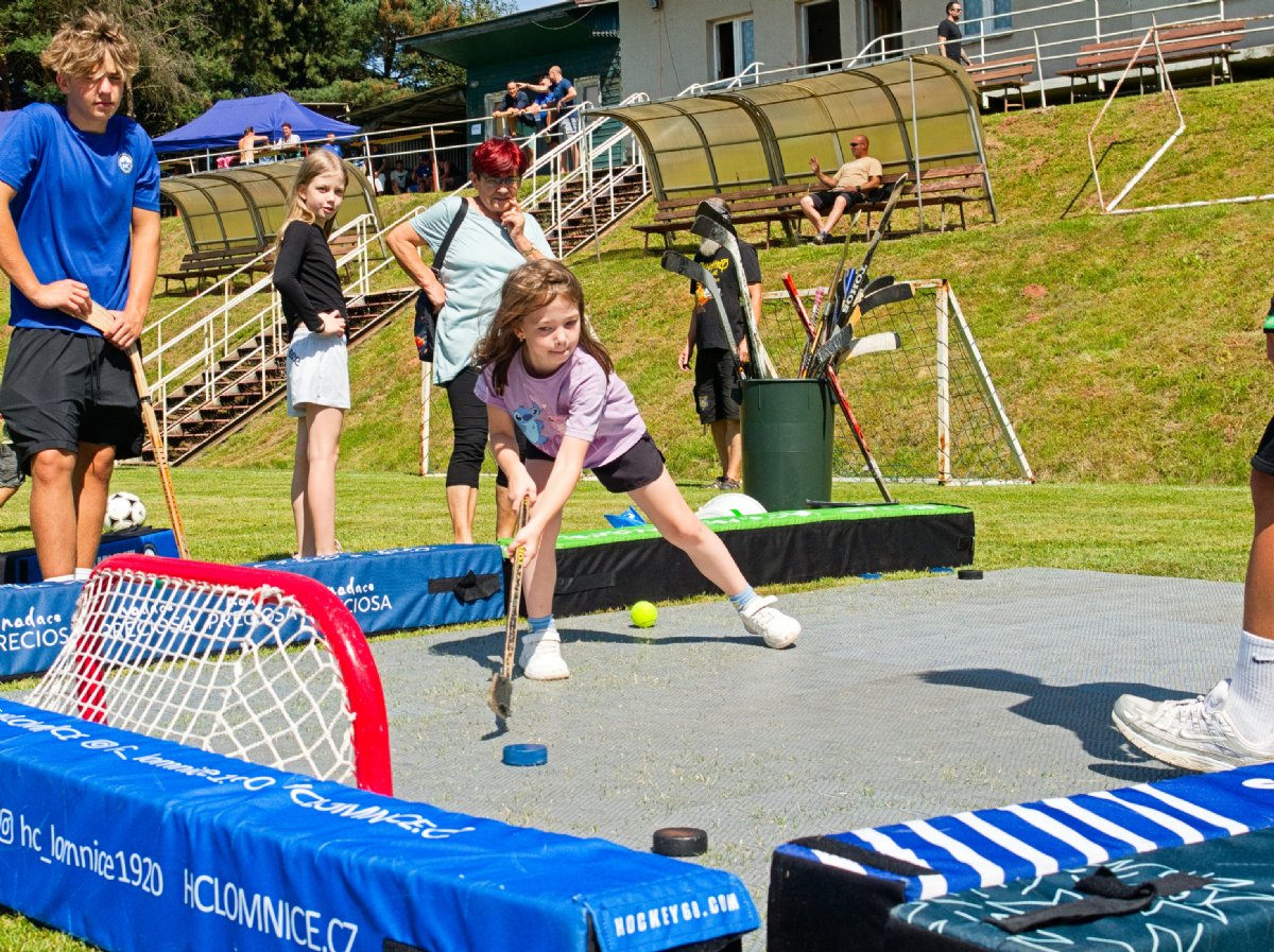 Sportovn� odpoledne s lomnick�m hokejem se vyda�ilo. 