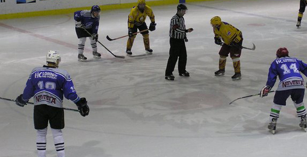 Zku�en� Voj�ci p�ehr�li mlad� dru�stvo Lomnice