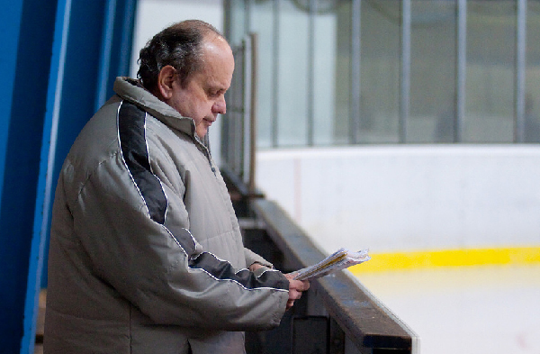 Hokejov� d�ln�k Zdeno Matis v��� sv�mu dru�stvu